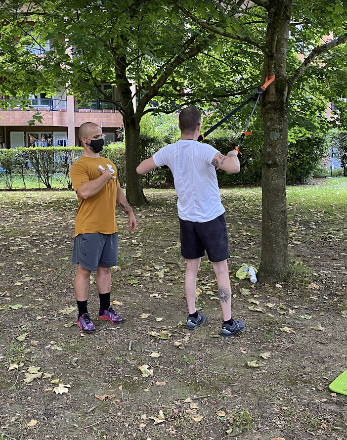 Loup Remaut en séance de coaching TRX au parc