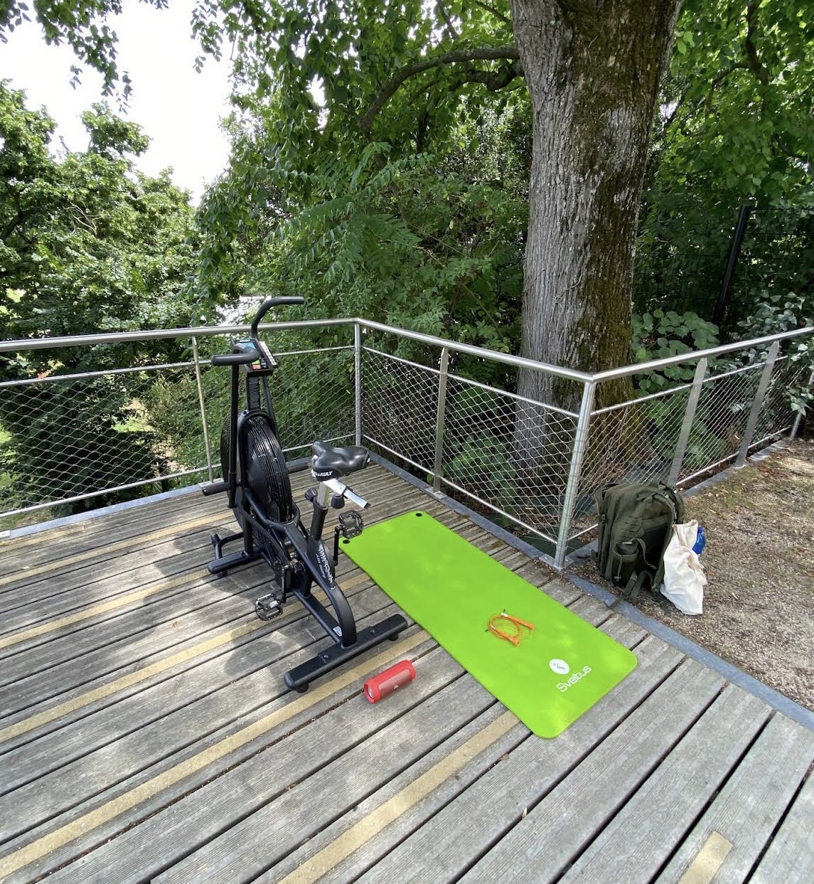 AirBike installé sur une terrasse en bois