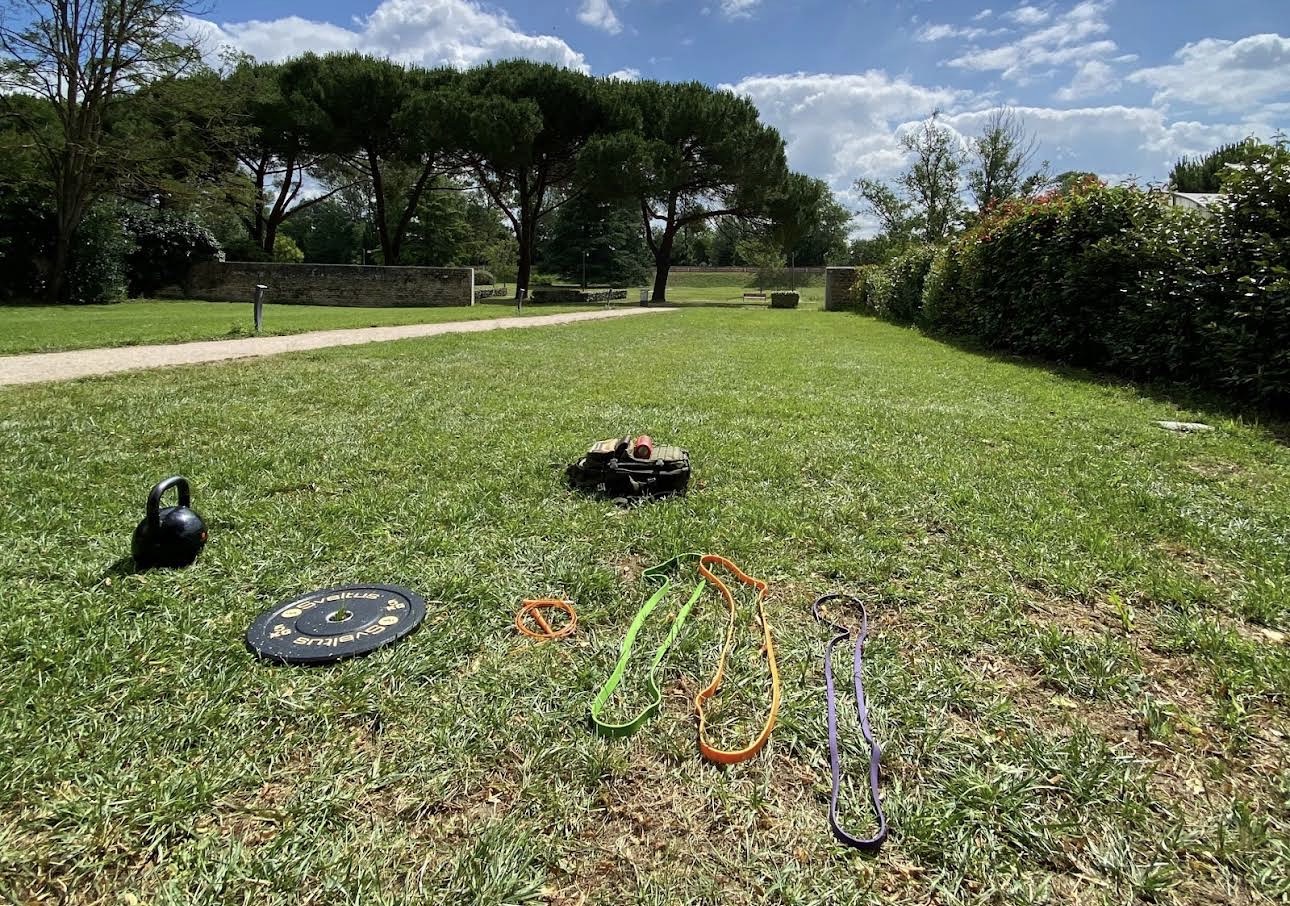 Matériel de coaching en plein air dans un parc toulousain