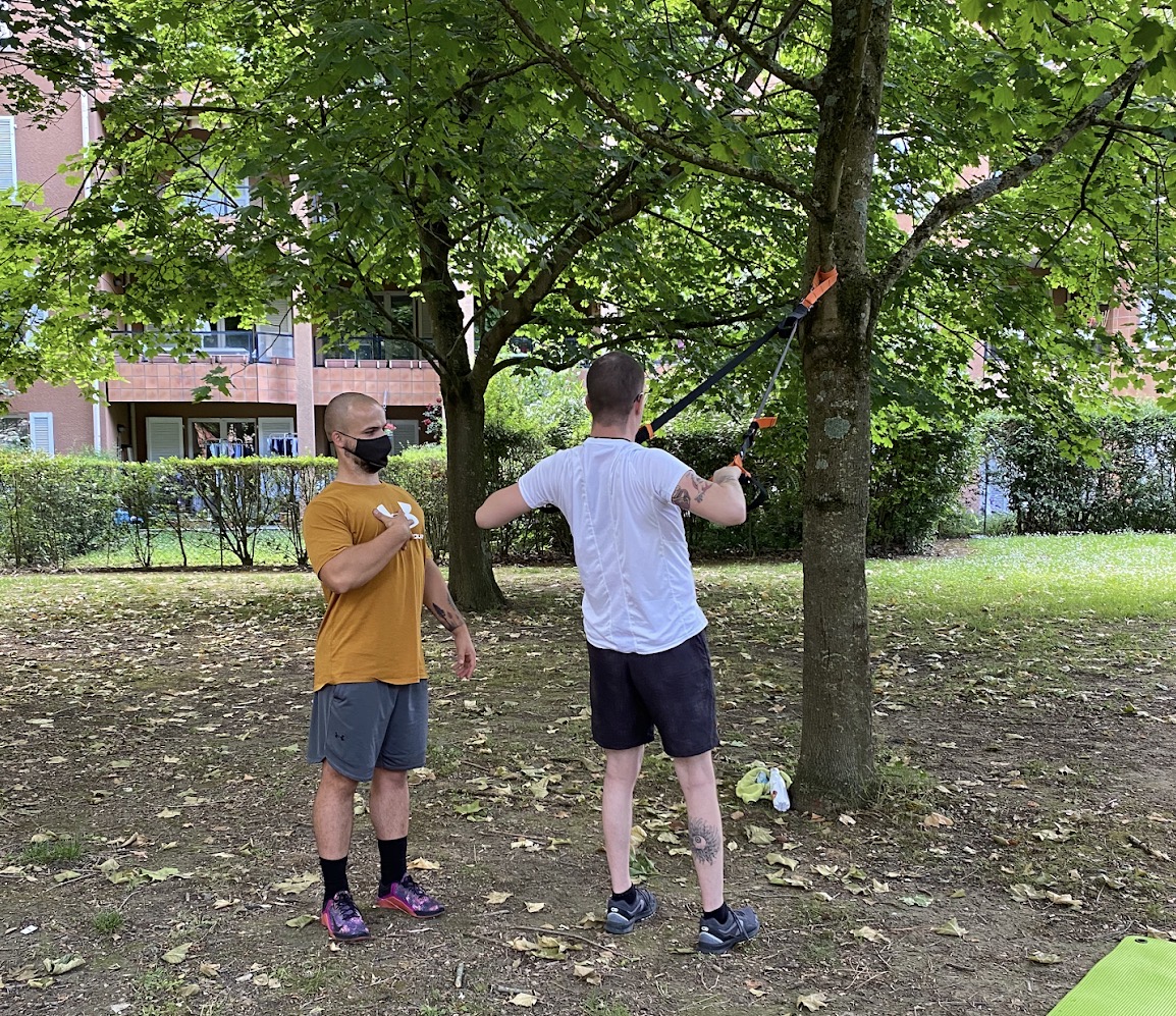 Séance TRX en extérieur avec un client
